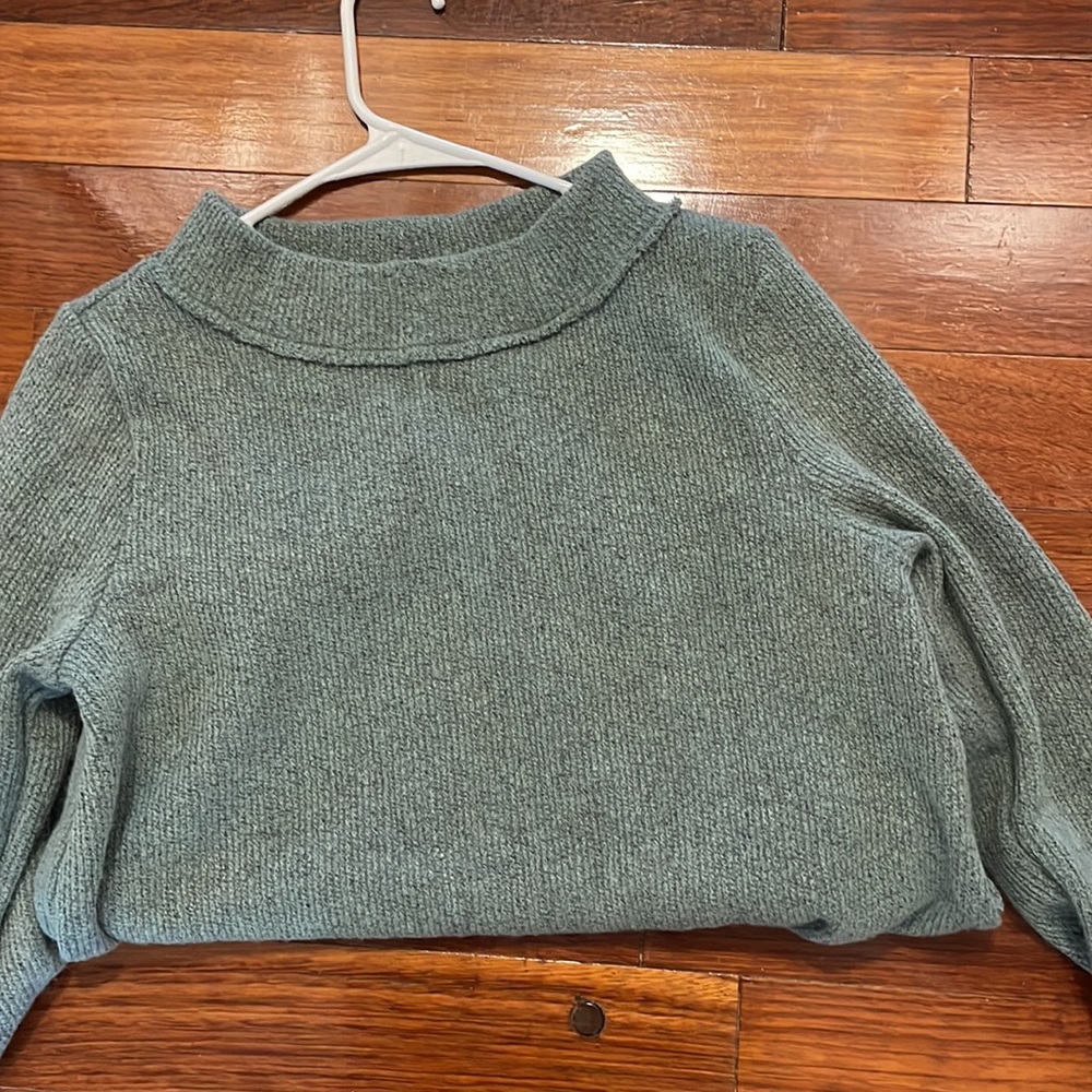 Green Loft Sweater with cute neck lining